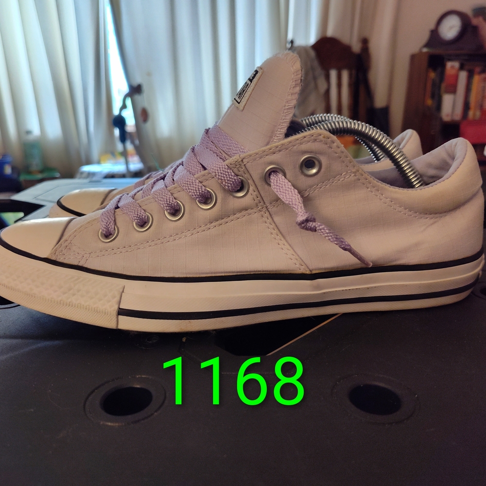 Converse Low-Top Sneakers in Light Purple and White